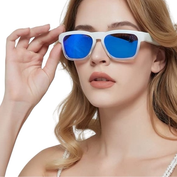 True Religion White Sunglasses with Blue Mirrored Lenses New - Picture 1 of 6